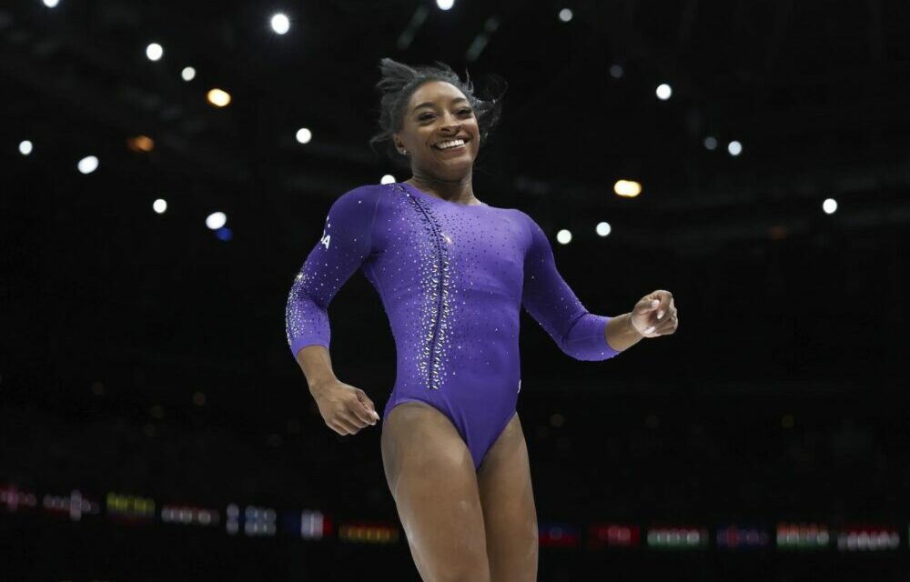 Simone Biles sfonda i 60 punti! Prima donna della storia, vince gli Assoluti: messaggio lampante per le Olimpiadi