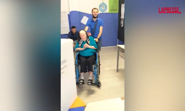 VIDEO Elezioni, dalla casa di riposo al seggio: donna di 108 anni va a votare